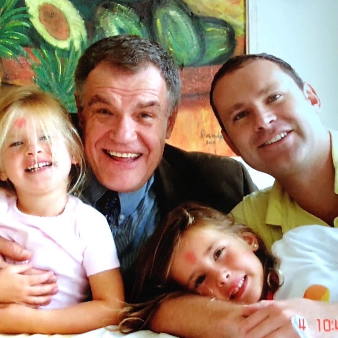 Alan compartió esta bella postal de su padre, junto a las entonces pequeñas Hannah y Nicole.