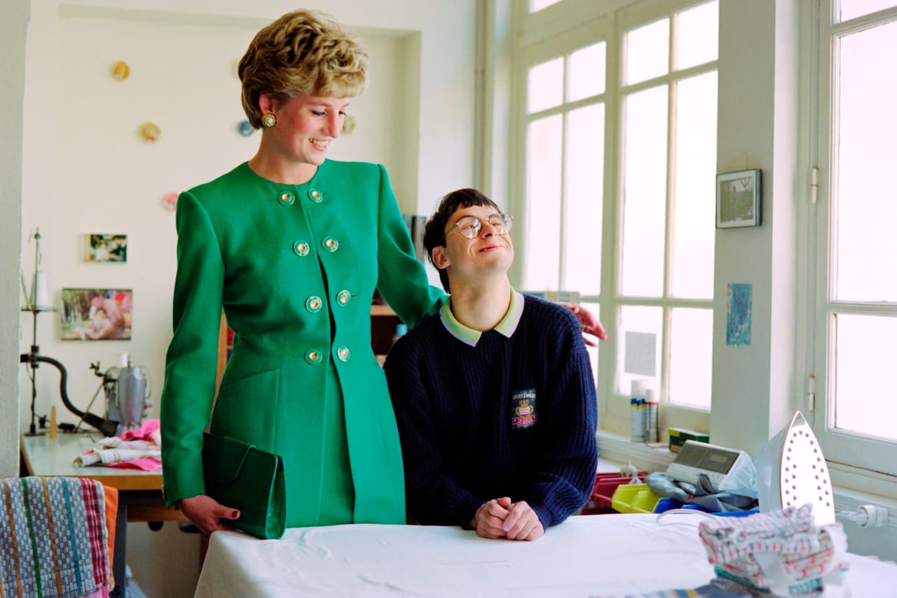 "Un día entre al despacho de mi esposo y le dije: 'Oh, ¿qué hay en ese paquete?' Él dijo: 'Oh, no debes mirar eso'. Le dije: 'Bueno, voy a mirarlo'. La abrí y ahí estaba el brazalete y dije: 'sé a dónde va esto'. Estaba casi devastada, justo dos semanas antes de casarnos".