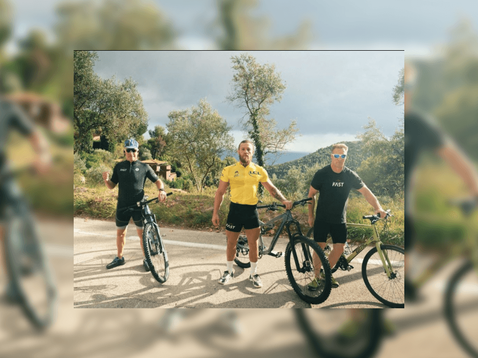 Fue visto en la Riviera francesa con un jersey amarillo, aprovechando el Tour de Francia, para entrenar.
