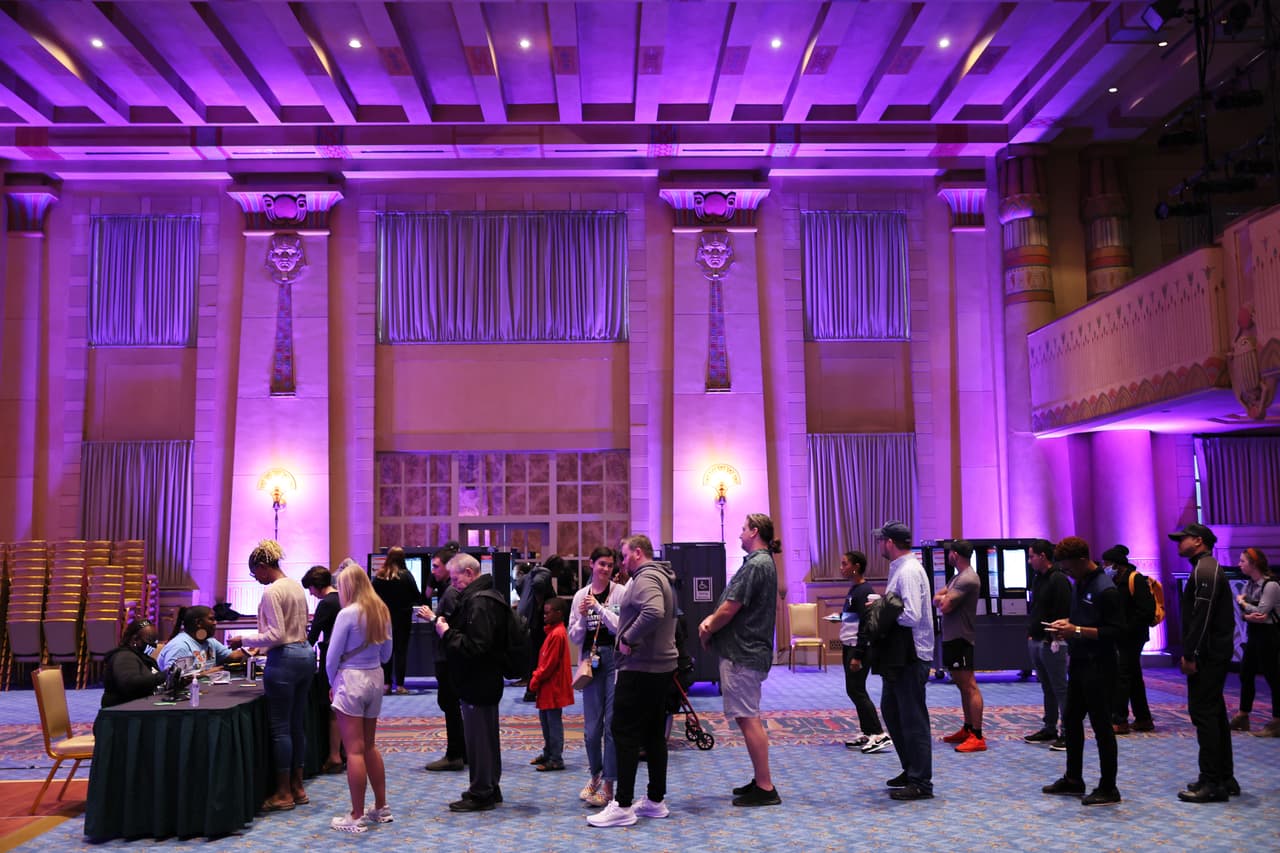 Los centros de votación reportaron un flujo constante de votantes este martes. Gabriel Sterling, de la Oficina del Secretario de Estado de Georgia, dijo en Twitter que el tiempo promedio para votar en Georgia es de alrededor de 3 minutos al mediodía.