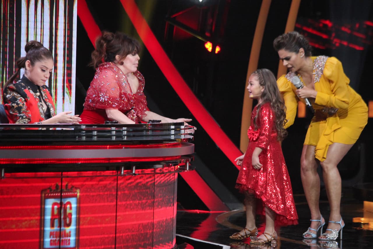 Rafaela utilizó un brilloso vestido del mismo color que el de su abuela. Como ya nos había comentado antes Verónica, Rafaela no se pierde Pequeños Gigantes: "Siempre me decía que quería venir al programa porque ella lo ve en Colombia", dijo.