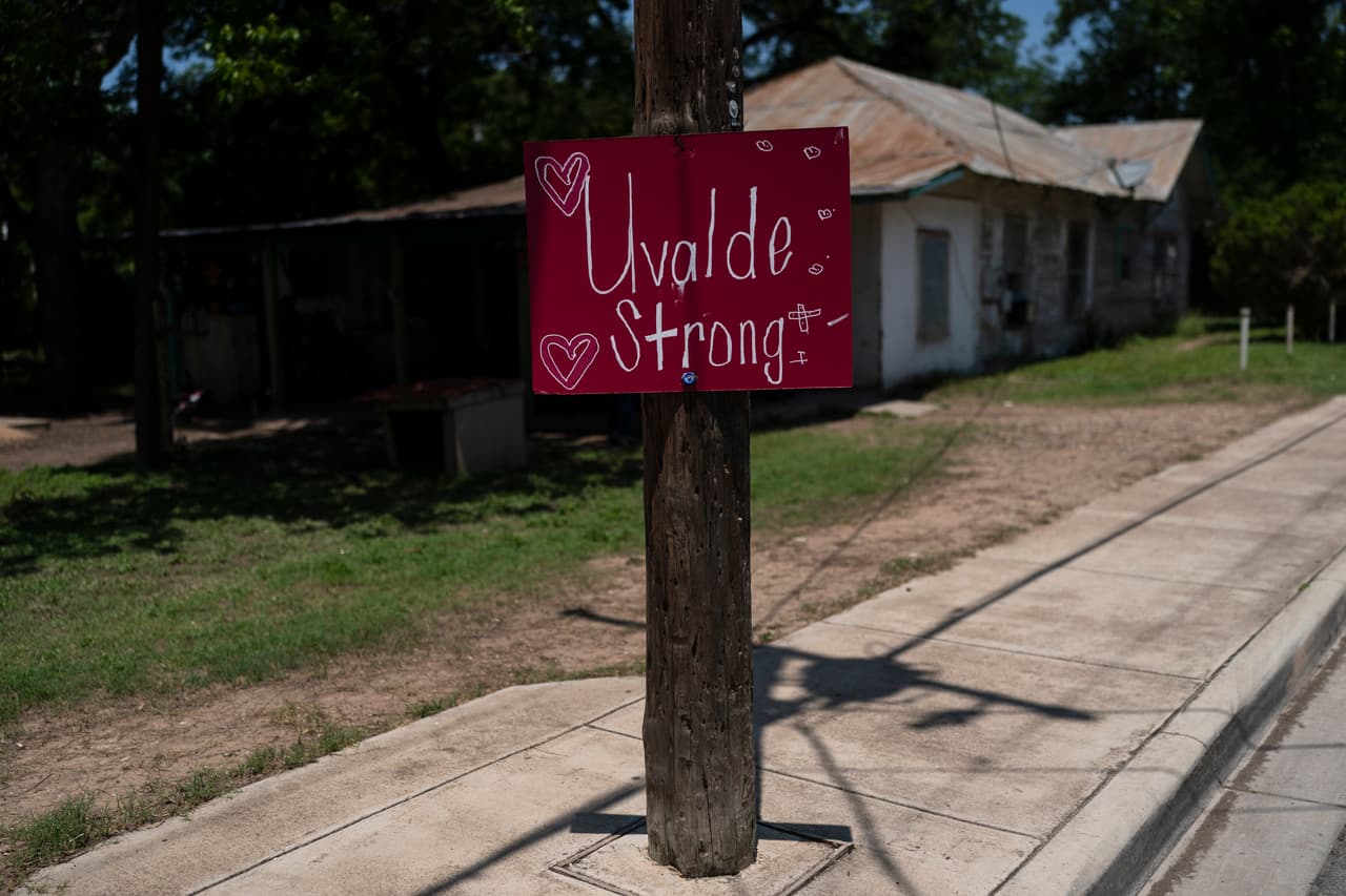 Un letrero que reza "Uvalde Strong" (Uvalde fuerte) frente a la Escuela Primaria Robb. Un hombre armado irrumpió enel sitio y mató a 21 personas, 19 niños, 
<a href="https://www.univision.com/noticias/tiroteos/masacre-primaria-robb-uvalde-texas-estudiantes-muerte-sandy-hook-tiroteo" target="_blank">en el tiroteo escolar</a> más mortífero en 10 años.