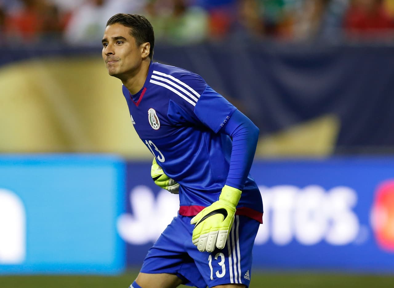 Chivas estaría buscando a Guillermo Ochoa en el mercado de verano