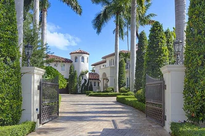 La mansión estilo mediterráneo de cinco cuartos y seis baños, con embarcadero propio, cancha de futbol y baloncesto, amplios salones y piscina está ubicada en Cocoplum, uno de los barrios más exclusivos del sur de la Florida.