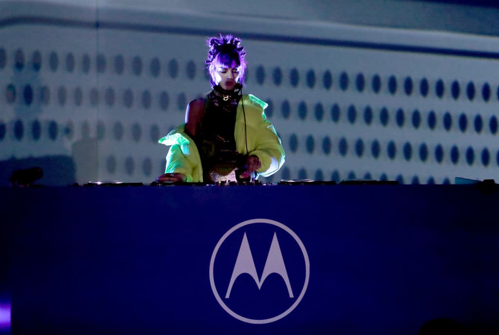 El Razr cuenta con una pequeña batería de 2.510 mAh, aunque la empresa afirma que podrá durar "todo el día" no cita el número exacto de horas de funcionamiento. El celular ejecutará el antiguo sistema operativo Android 9 Pie en el chip Snapdragon 710 de Qualcomm y cuenta una memoria interna de 125 GB sin opciones de crecimiento. En la imagen la modelo y DJ Sita Abellan durante la presentación del teléfono en Los Ángeles, California.