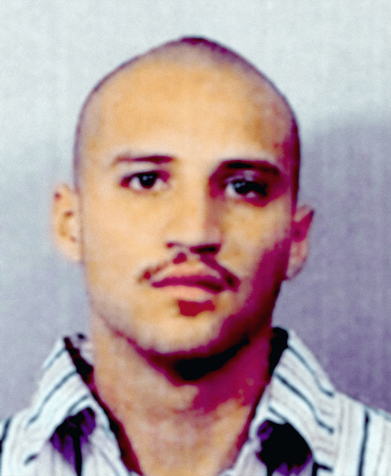 <b>Carlos Felino Hernández </b>es buscado por su presunta participación en un asesinato y en un intento de asesinato el 23 de julio de 2006 en una fiesta en Pico Rivera, California, donde mató a una persona. Tiene tatuada la palabra “south” en la parte interna del bíceps derecho y la palabra “side” en la parte interna del bíceps izquierdo. El FBI ofrece una recompensa de hasta 5,000 dólares por información que conduzca a su arresto.