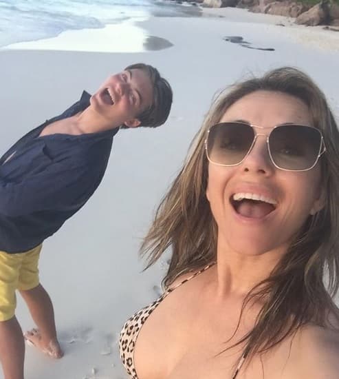 Damian acompaña a sus madre en estrenos y eventos desde hace varios años.