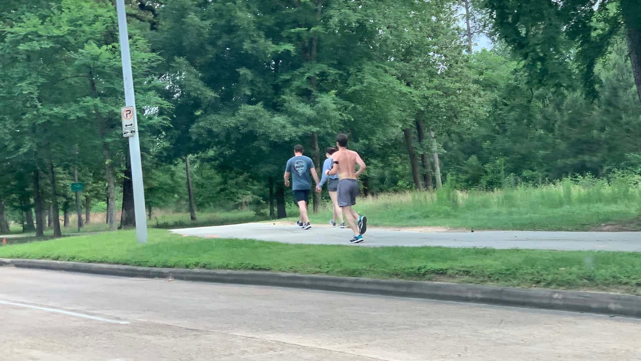 Noticias 45 captó a algunas personas haciendo ejercicio en los alrededores del parque Memorial de Houston.