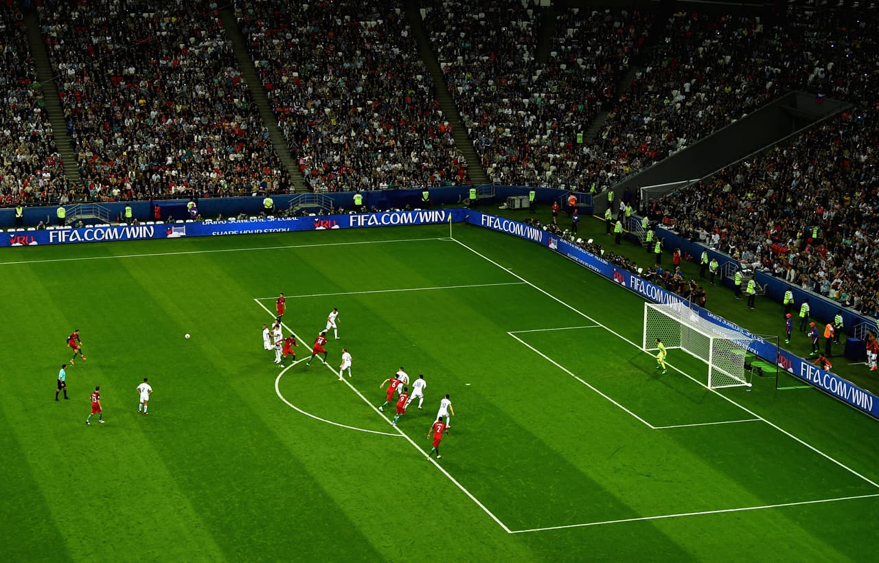 Cristiano Ronaldo tuvo un tiro libre, pero mandço el balón muy lejos por encima de la cancha.