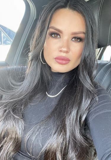 También está la empresaria colombiana 
<b><a href="https://www.instagram.com/tatubaby/?hl=es-la" target="_blank">Katherine 'Tatu Baby' Flores</a></b>, cuyo padre fue un traficante de drogas en la ciudad de Nueva York. Después de que su padre fue asesinado cuando ella tenía cuatro años, Flores y su madre huyeron de Nueva York a Miami, donde creció.
<br>