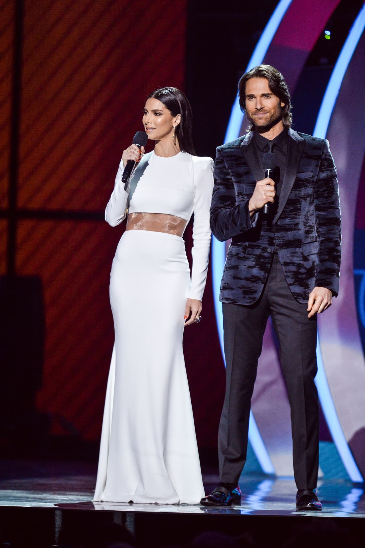 Con este vestido blanco entallado, Roselyn se encargó de abrir la conducción de la noche.