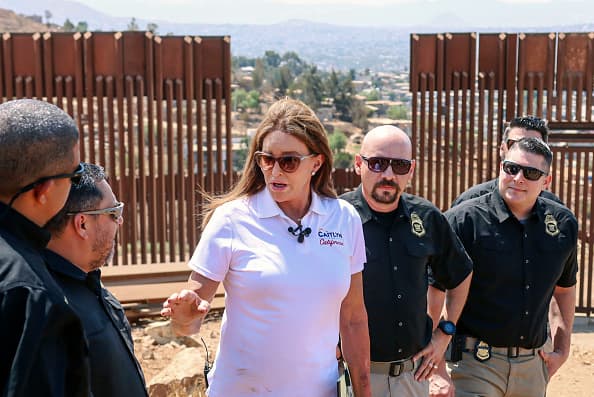 <a href="https://calmatters.org/projects/newsom-recall-candidates-caitlyn-jenner/" target="_blank">Jenner</a> aseguró a los miembros de la Patrulla Fronteriza que California debe retomar el control de la frontera sur.