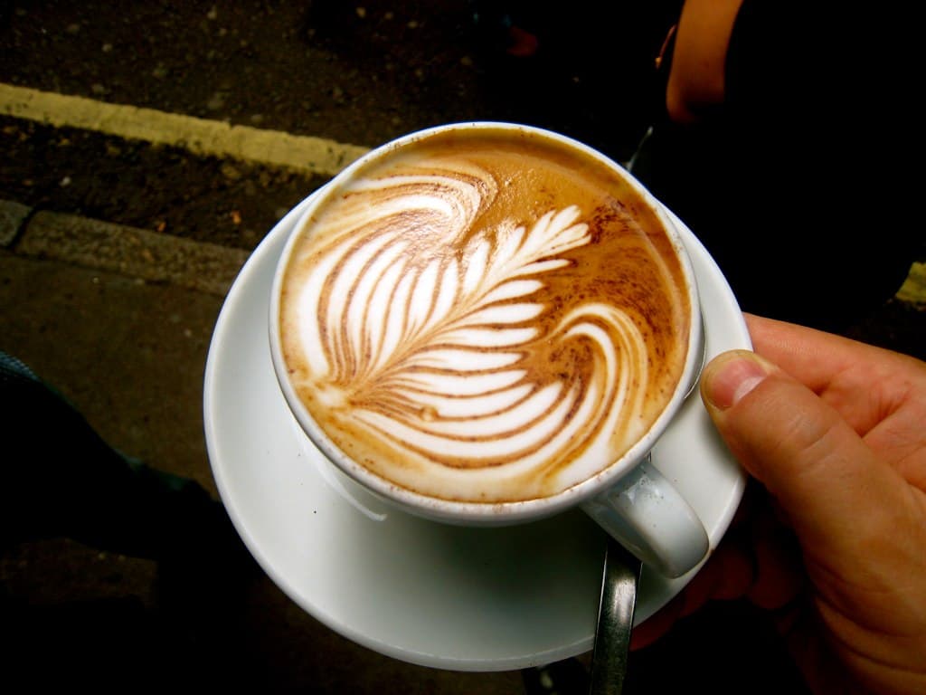 <b>Flat White</b>
<br>Puede verse como un latte pero no lo es. Este café nació en las cafeterías de Australia y Nueva Zelanda y se puso de moda cuando Starbuck's lo incluyó en su menú. Al igual que el latte se prepara con leche espumada y café espresso, la diferencia,
<b><a href="http://www.thekitchn.com/wait-so-what-is-the-deal-with-a-flat-white-smart-coffee-for-regular-joes-215613">de acuerdo a los expertos</a></b>, es que el Flat White tiene una consistencia más cremosa que un latte.