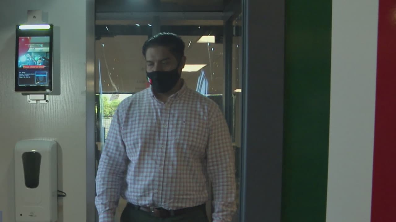 Instalan una cabina desinfectante en el Consulado de México en Phoenix