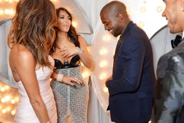 Kim llegó a los Premios GQ enseñando sus poderes con una falda transparente.