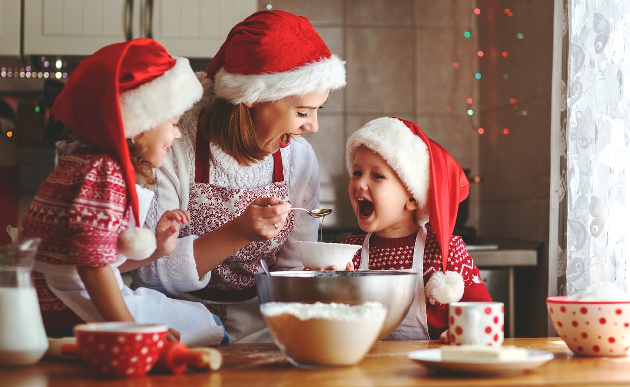 <b>Cocinar</b>: es una excelente opción para estrechar los lazos con tus hijos, sin importar la edad que tengan. Es importante conversar y descubrir sus intereses cuando escojan los ingredientes o la decoración del plato que preparen.