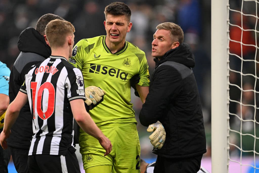 Nick Pope, portero del Newcastle, estará cuatro meses de baja