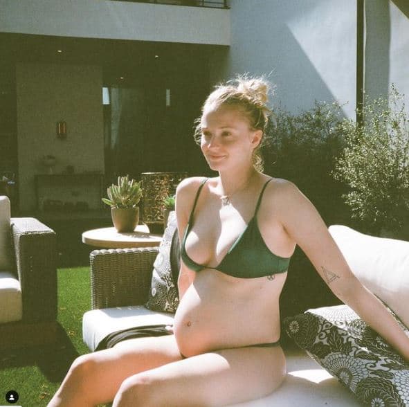 <b>Sophie Turner</b>
<br>La estrella de 'Juego de Tronos' (2011-2019) fue muy hermética respecto a sus fotos durante el embarazo. Finalmente, después de dar a luz en julio de 2020, presumió vía Instagram como se veía su 'baby bump' en bikini.