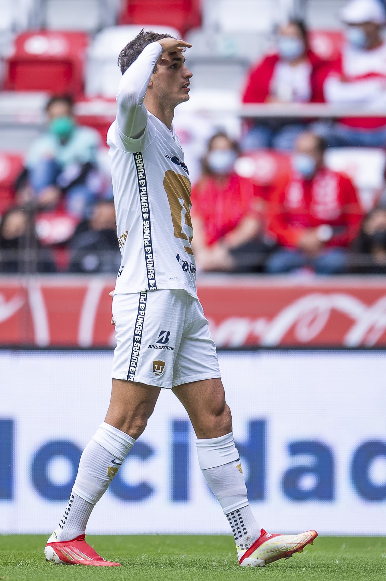 Toluca se impone en su casa 2-1 ante los Pumas de la UNAM, durante las séptima fecha del torneo de Apertura 2021 de la Liga MX. Juan Ignacio Dinneno abrió el marcador al minuto 8' tras cobrar un penal, sin embargo, los 'Diablos Rojos' remontaron con anotaciones de Rubens Sambueza (19') y Alexis Canelo (70').