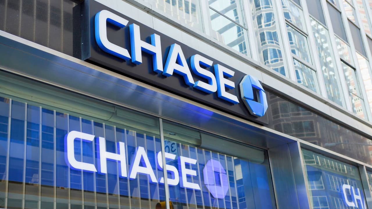 <h3 class="cms-H3-H3">🏦 Bancos cerrados en todo el norte de Texas </h3>
<br>Si necesitas hacer trámites bancarios, mejor hazlos antes del miércoles. Las principales instituciones como Chase, Bank of America, Wells Fargo, PNC, Capital One y Truist 
<b>cerrarán todas sus sucursales físicas ese día</b>.
<br>
<b>Sí funcionarán:</b> Cajeros automáticos (ATM) Aplicaciones móviles y servicios en línea.