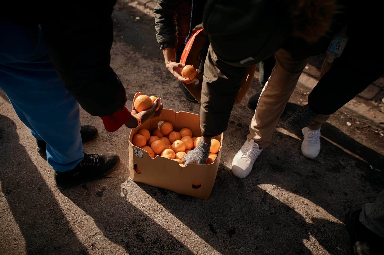 Ofrecen naranjas gratis a los migrantes.