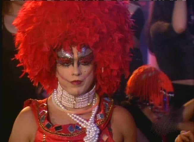 ¿Lo reconoces? Tal vez vestido con esta gran peluca de plumas y ese maquillaje nada discreto no sabes quién es, pero te aseguramos que hizo suspirar a más de una en 'Yo soy Betty, la fea'.