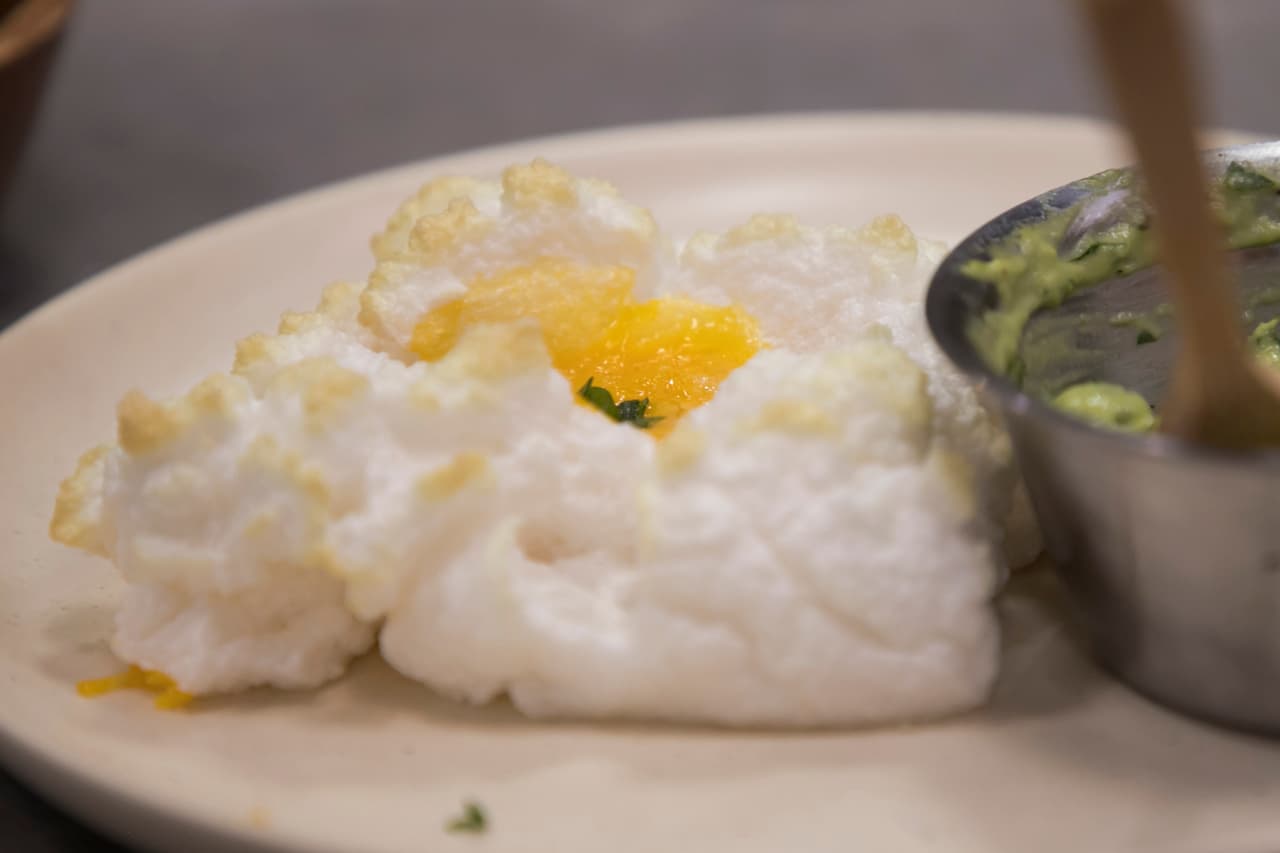 Belén aplaudió la apariencia del huevo nube: "Este huevo les quedó hermoso; está maravilloso, de verdad", dijo. Esto a pesar de que la clara del huevo se escapó como tobogán "porque le pusimos un poco de manchego al centro", dijo Toño.