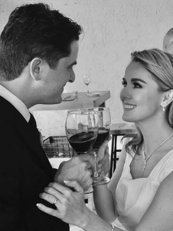 La pareja acordó, junto con el juez, llevar a cabo el enlace civil el día que habían planeado. La ceremonia se llevó a cabo en Valle de Bravo, Estado de México, a puerta cerrada. 
<br>