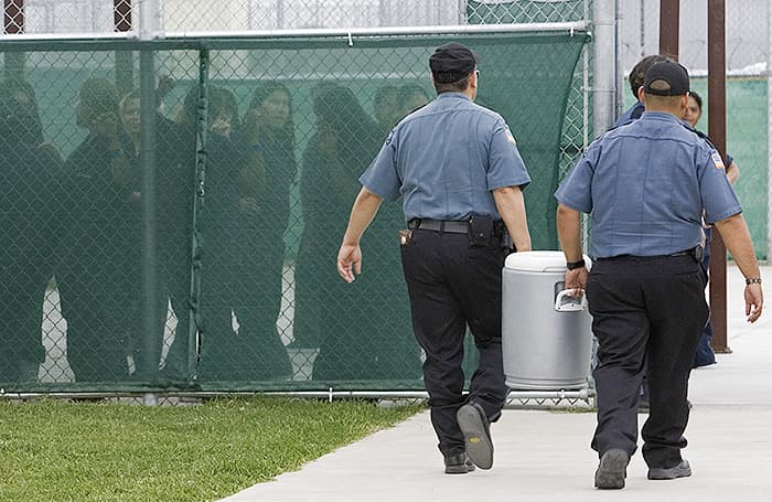 Para acelerar deportaciones en cortes atascadas, el nuevo presupuesto pide $80 millones