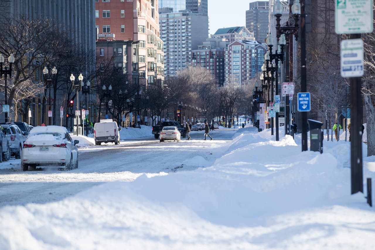 Así quedó esta calle (Boylston) en Boston después de la copiosa nevada que igualó récords históricos. En Cape Cod, los vientos superaron las 80 millas por hora (134 kilómetros por hora) y hubo ciudades costeras en el estado que se inundaron, como Weymouth, al sur de Boston, en donde el agua helada recorría las calles.