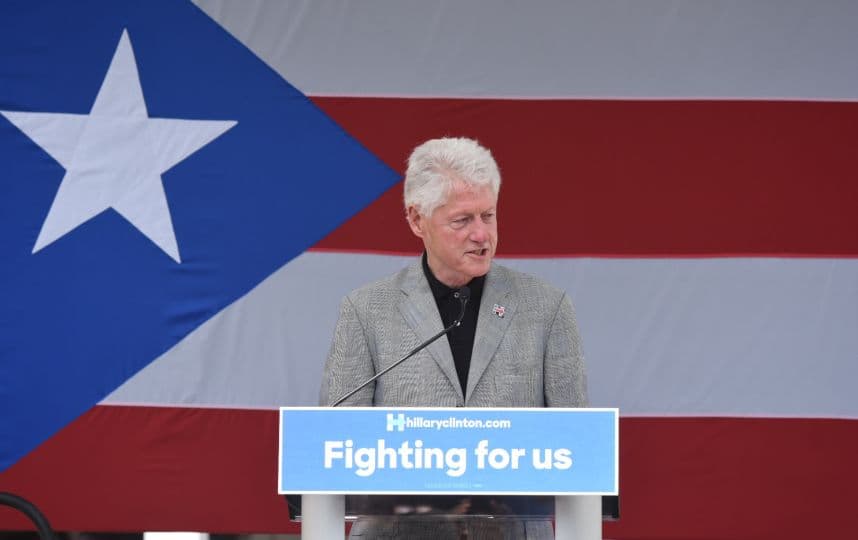 Bill Clinton arranca su jornada en Puerto Rico en representación de su esposa