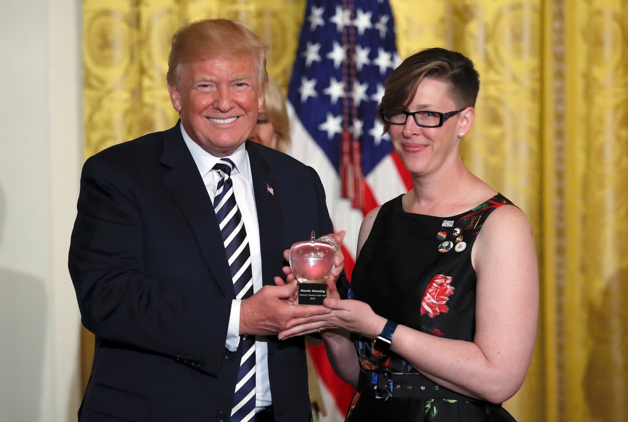 La “maestra del año” le entrega a Trump cartas manuscritas de sus alumnos refugiados e inmigrantes