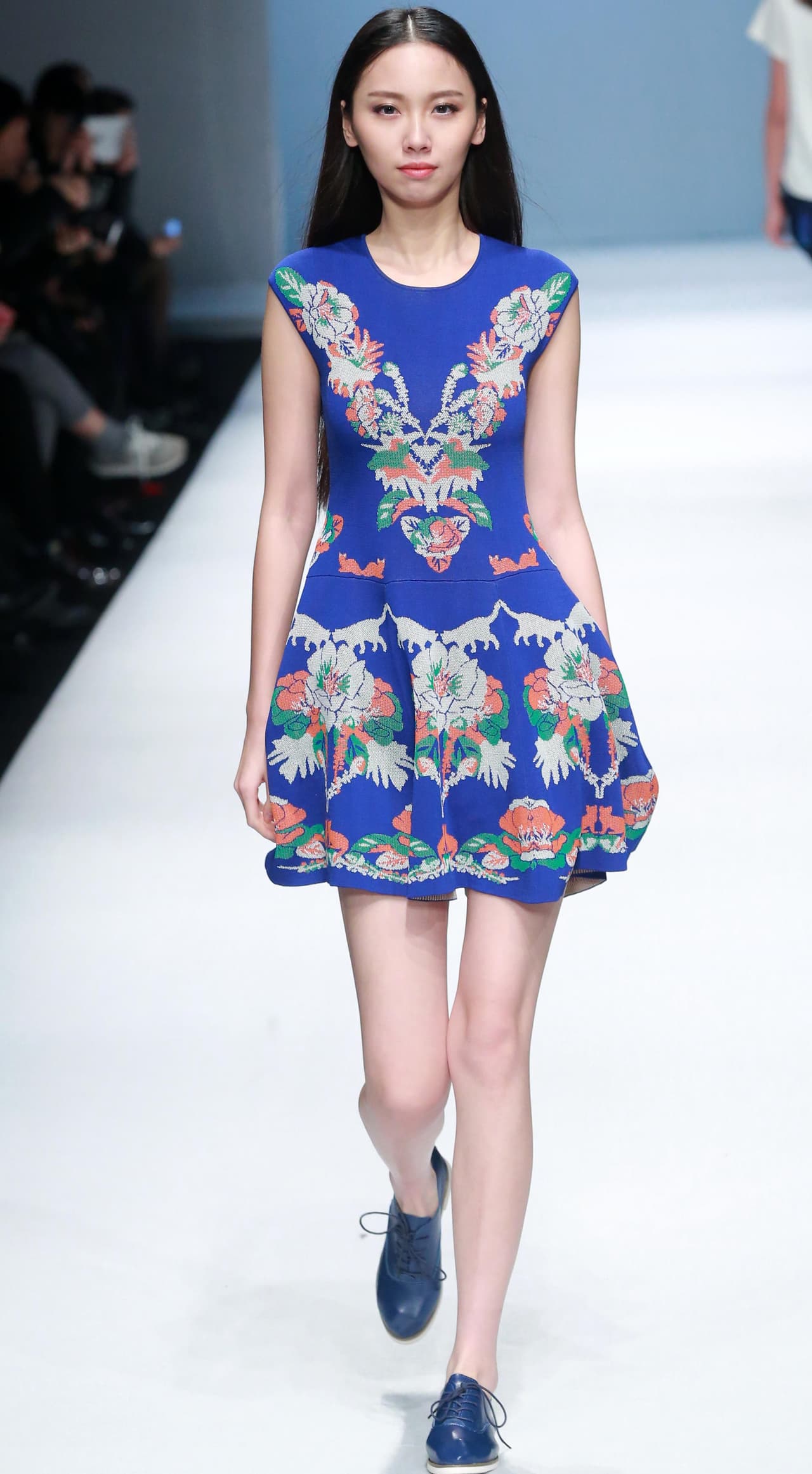 Todos, o casi todos los zapatos pueden ir con esta prenda. Los 'oxford' son una excelente opción, aunque las balerinas o unos 'loafers' también son una buena opción.