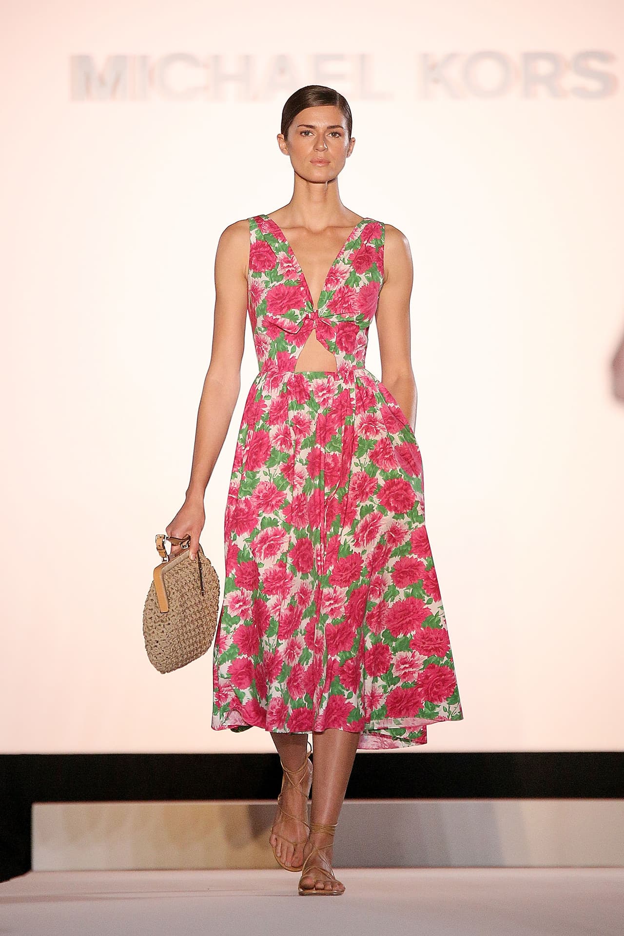 Los escotes en v le van muy bien a esta tendencia.