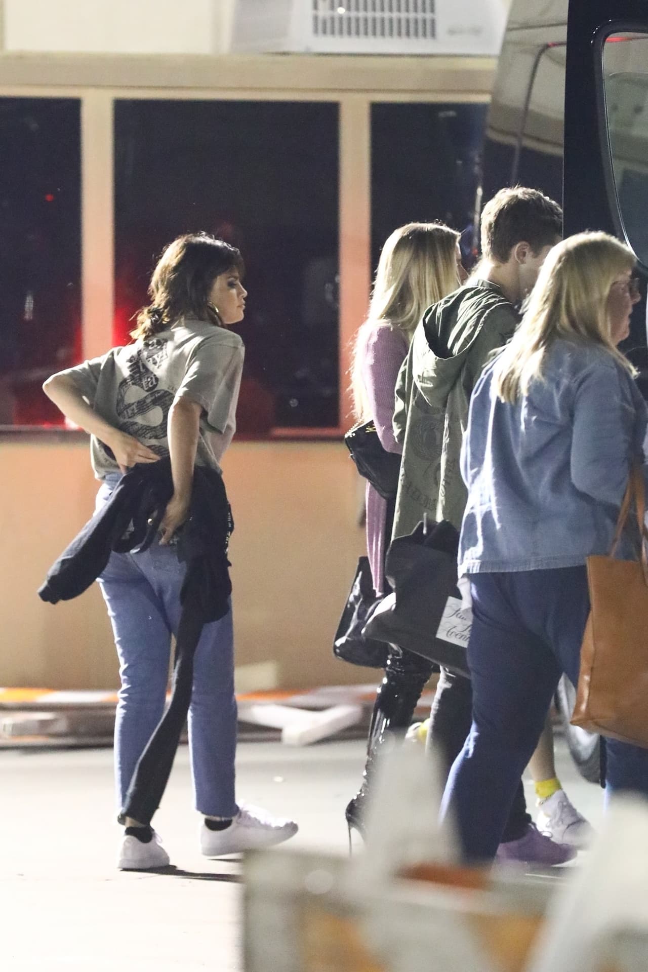 Después de que Bieber entregara a Baldwin un
<a href="https://www.univision.com/entretenimiento/la-prometida-de-justin-bieber-hailey-baldwin-ya-luce-un-enorme-anillo-de-diamantes-y-selena-gomez">anillo de casi medio millón de dólares</a>, se ha visto a la intérprete de '
<b>Back To You</b>' disfrutando tiempo de calidad con sus amigos cercanos, y al parecer Stevens no es más especial que cualquiera de ellos.