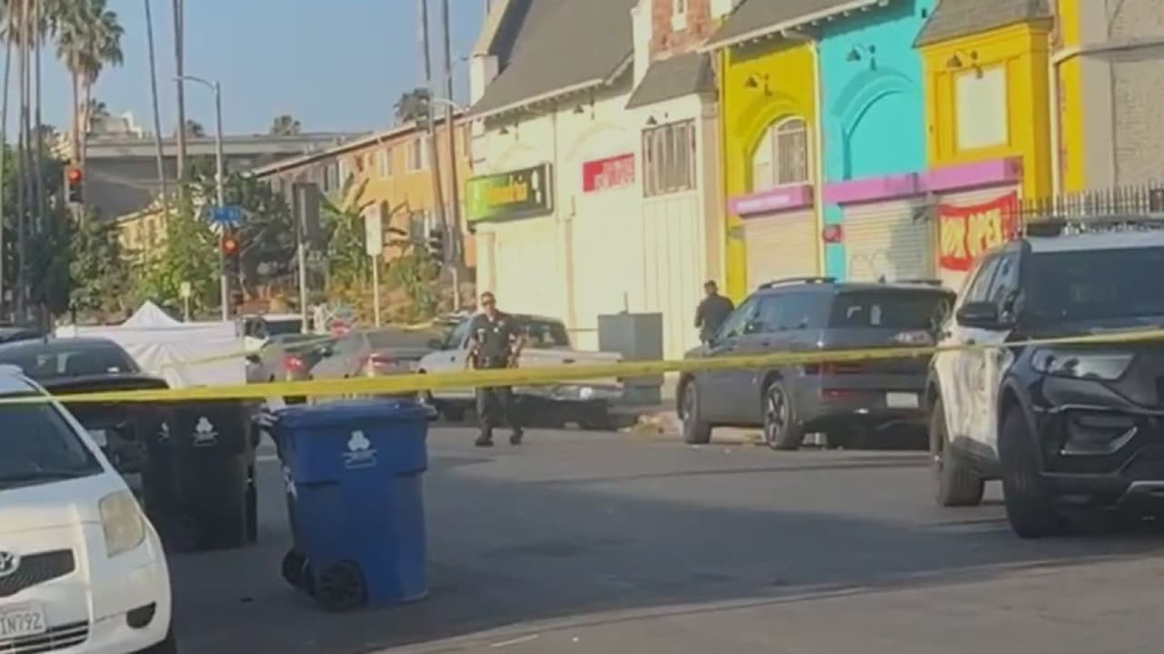 Buscan a tres sospechosos de asesinar a un hombre a puñaladas en Koreatown