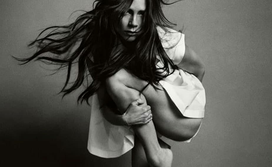 Si prestas atención a la imagen, parte de su entrepierna ha sido borrada. ¿Error de edición?