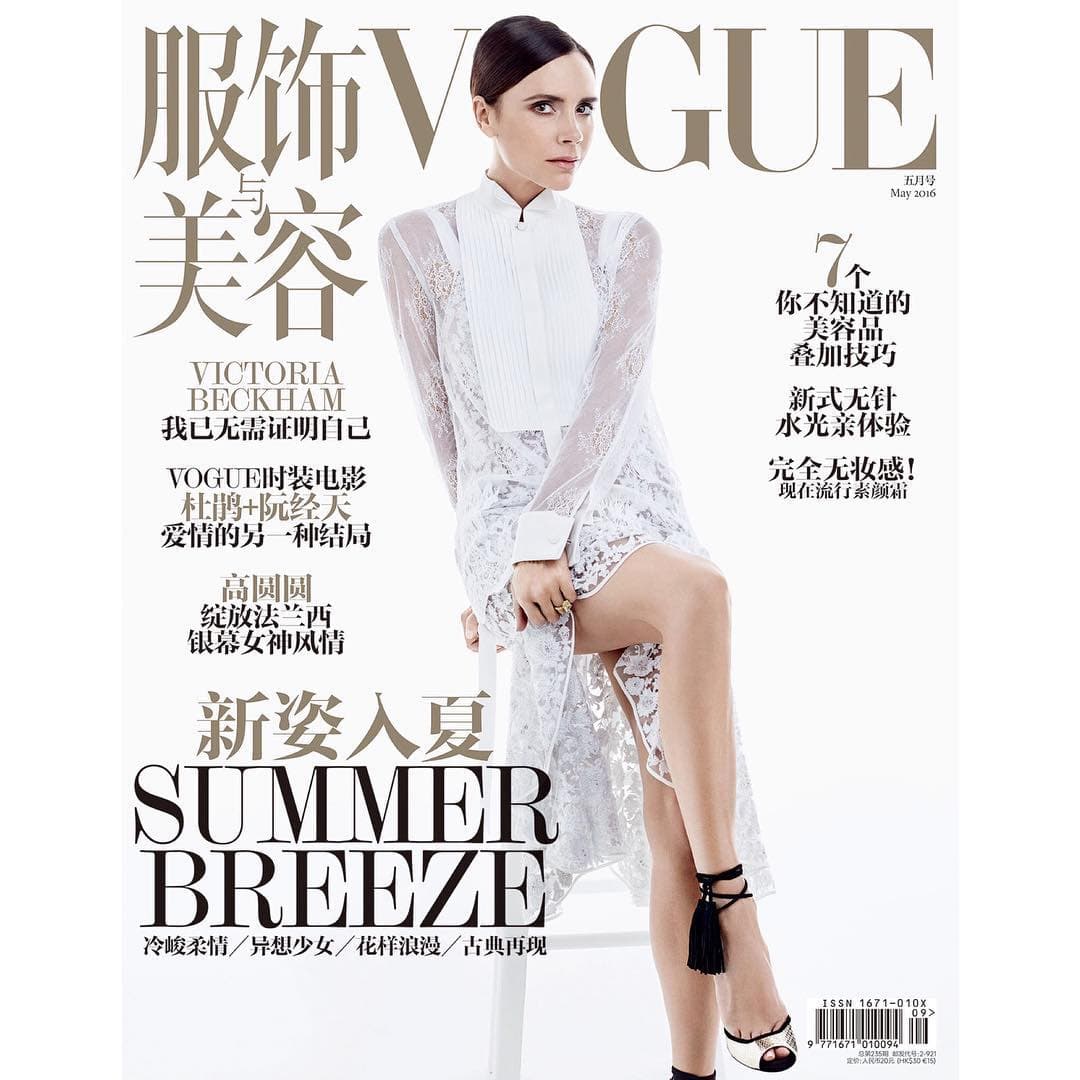 La diseñadora de modas engalana la edición de mayo de la revista VOGUE China y luce espectacular.