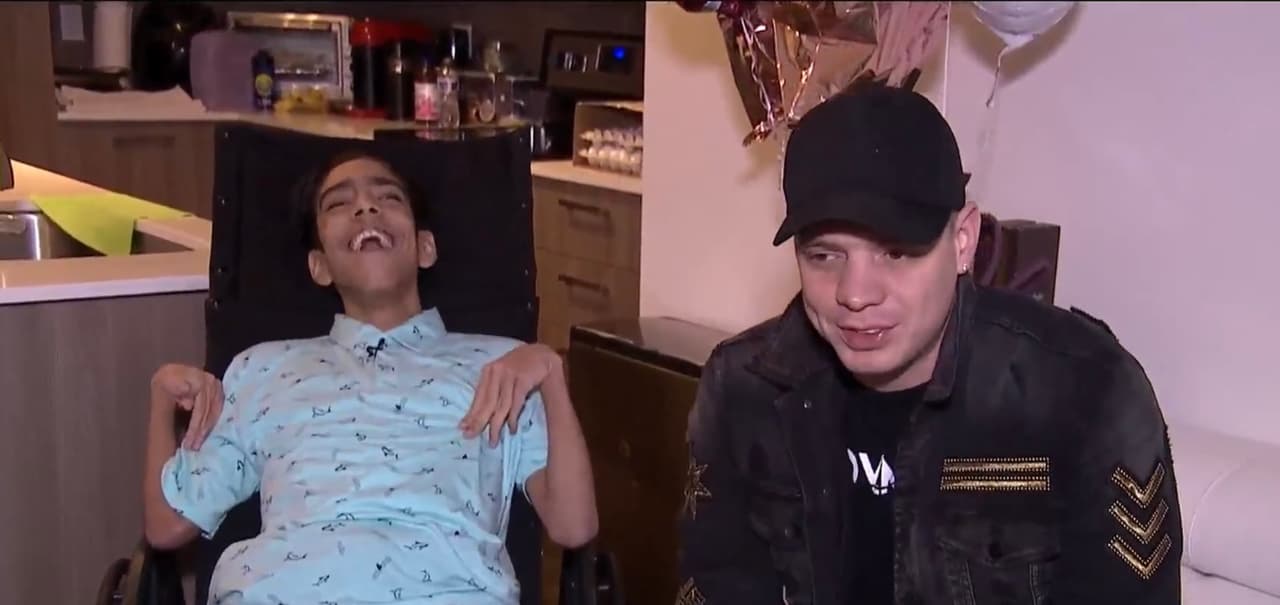 Lejos de adoptar ese fatalista pronóstico, el pequeño y su madre pusieron sus corazones para tratar de tener una vida digna, por lo que decidieron cruzar las fronteras de su país. 
<b>Para ello contactaron con el reconocido youtuber Marco Pérez para que lo ayudara a operarse de su columna en Miami, Florida. </b>
<br>