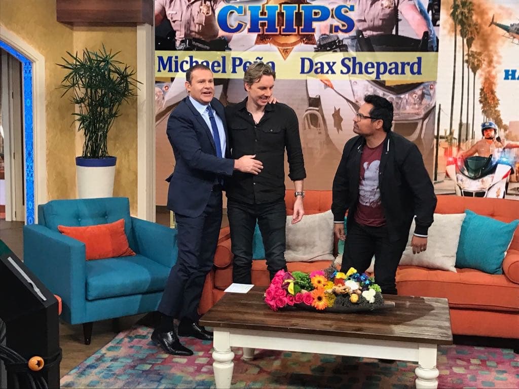 Dax Shepard actúa y dirige esta historia con Michael Peña como su compañero de reparto.