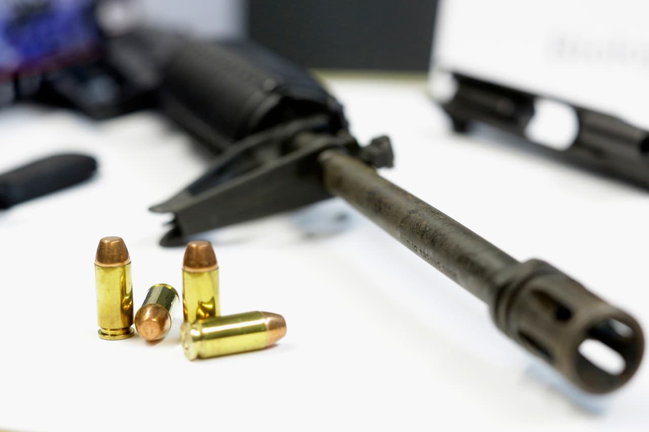 Confiscan un arsenal valorado en $55,000 en la casa de un alto mando policial en California