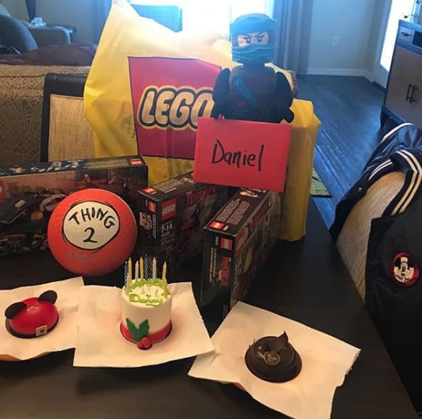 El pequeño Daniel recibió algunos regalos y pastelillos con elementos de Disney.