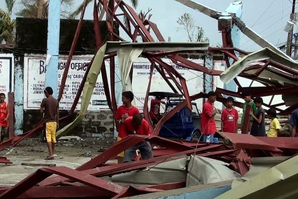 Varias zonas de la provincia de Isabela (norte) seguían privadas de electricidad y las vías de comunicación estaban cortadas, después de registrarse vientos de hasta 260 kilómetros por hora.