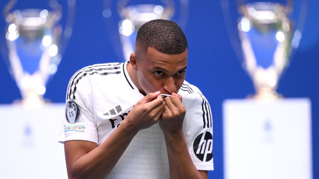 Mbappé agradece y besa el escudo del Real Madrid en su presentación