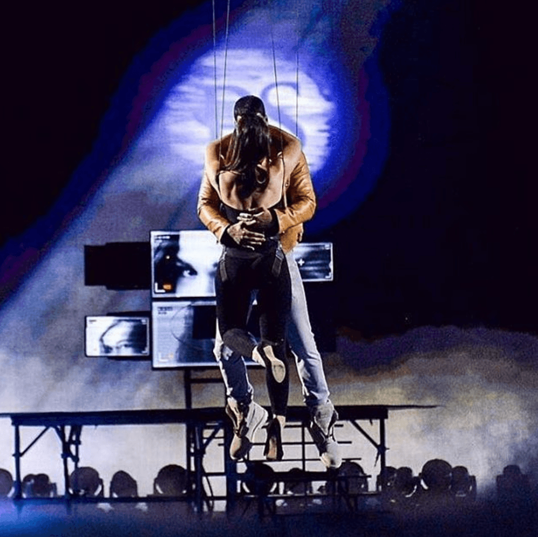 Con la Romeo Santos señal de fondo, ambos artistas comenzaron su ascenso al tope del American Airlines Arena, en Miami, sede de Premio Lo Nuestro.