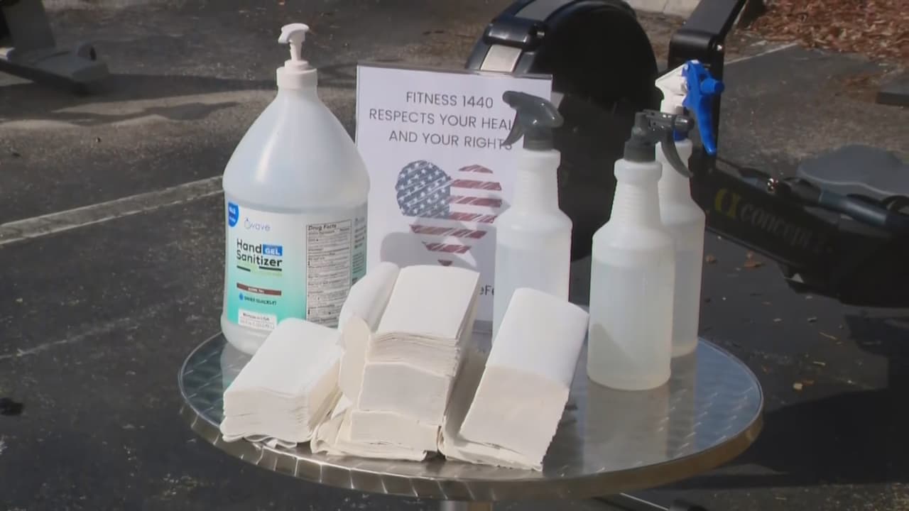 En el sur de Florida, las autoridades han cerrado y multado a cientos de negocios, por no cumplir, o no hacer cumplir, las reglas de distanciamiento social emitidas para detener la propagación del coronavirus.