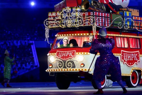 Un camión repleto de artistas arribó al centro del estadio.