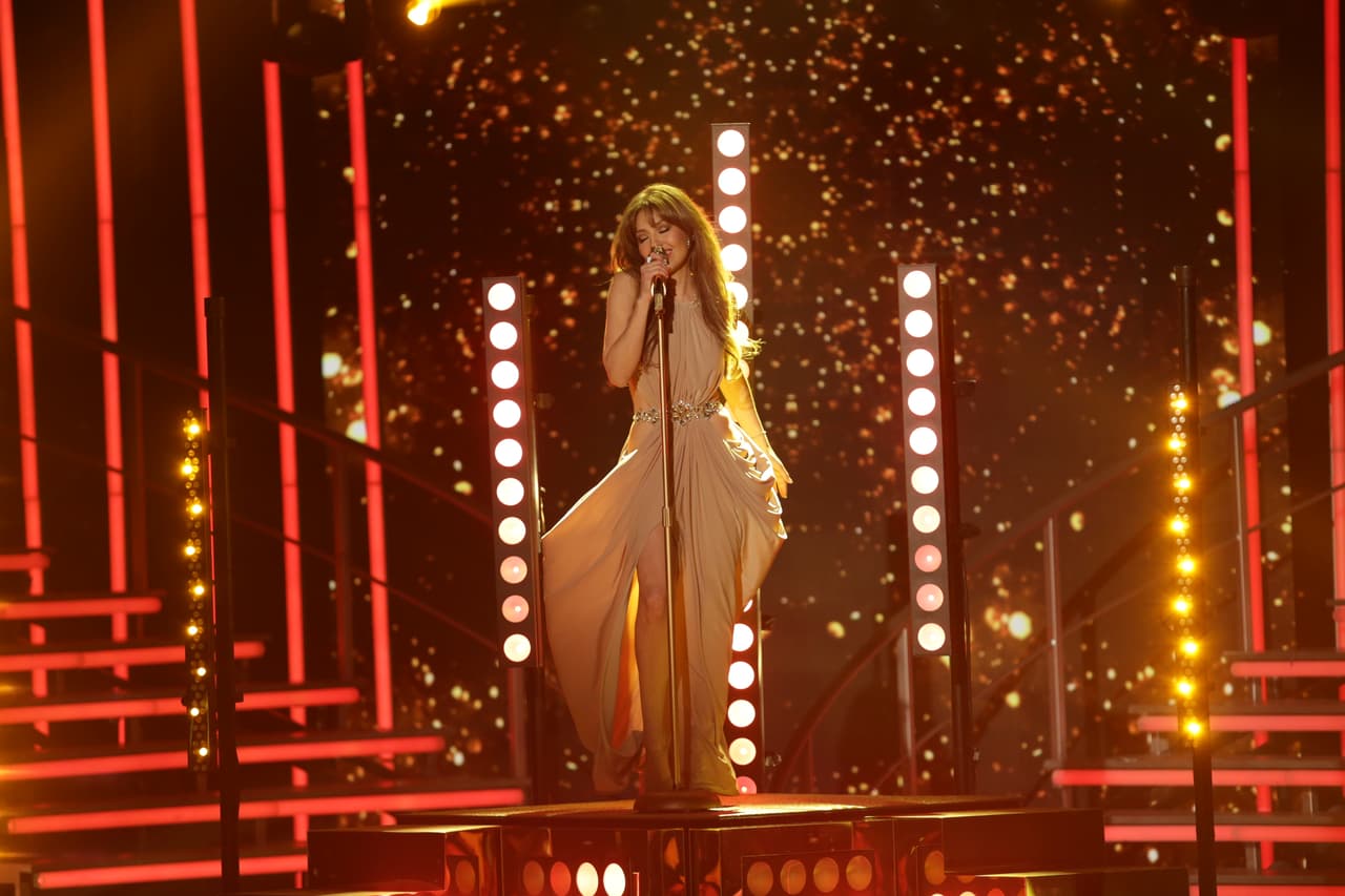 La estrella mexicana conquistó a las bellas y al público con una magistral interpretación de su nuevo sencillo ‘Vuélveme a querer’.