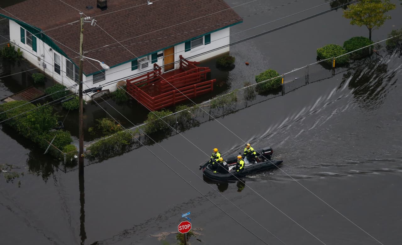 Personal de rescate recorre las calles de New Bern en busca de afectados por las inundaciones. En esta comunidad, 4,200 casas resultaron dañadas y centenares de personas han sido rescatadas.
