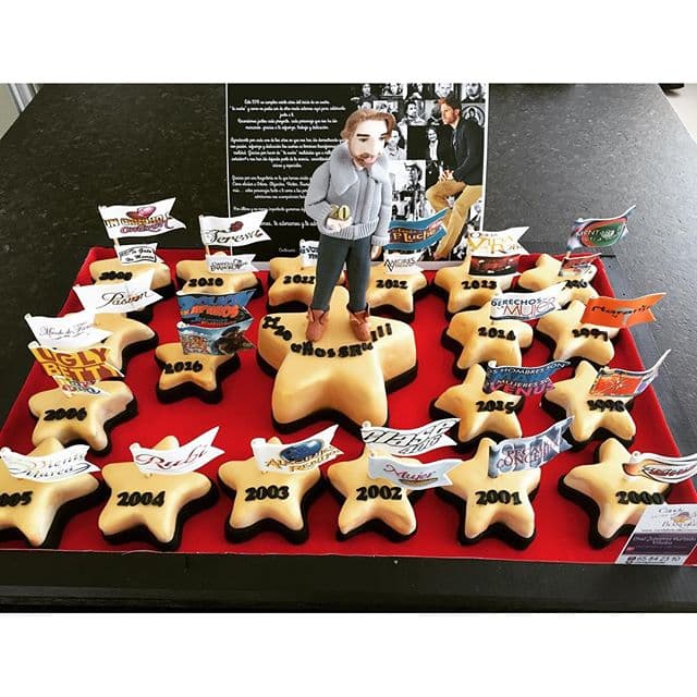 ¡Felicidades Sebastián! El guapo actor está de manteles largos, pues celebra 20 años de carrera. Mira el hermoso pastel que le mandaron sus fans.